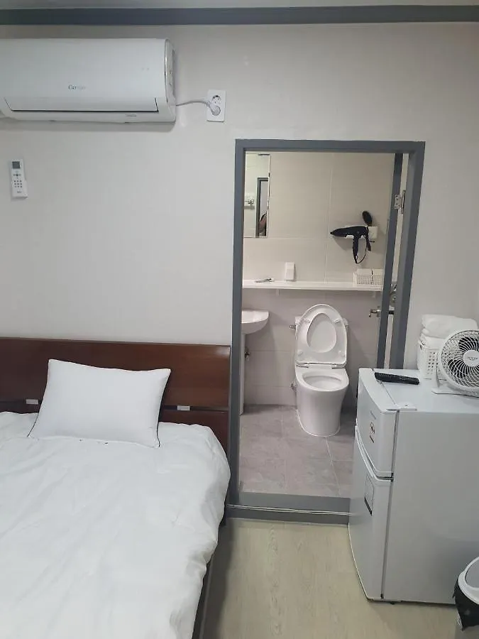 Ara Guesthouse Busan 0*,  South Korea